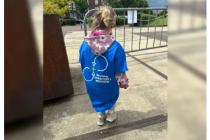 Meisje met een blauw bedrukt T-shirt