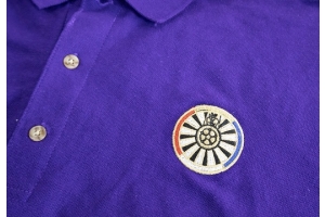 paarse polo met een geborduurd logo erop
