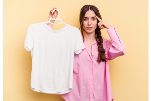 vrouw met t shirt in haar hand