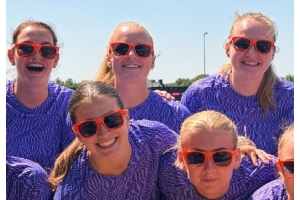 vrouwen met oranje zonnebrillen