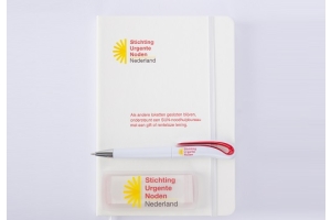 bedrukt notitieboekje, pen en pleisterdoosje van SUN Nederland