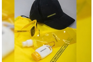 goodiebag met zonnebril, pet, drinkfles en zonnebrandcreme
