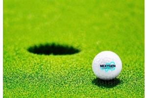 golfbal met logo bij een hole