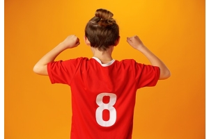 rood shirt met nummer dat is bedrukt met flexdruk