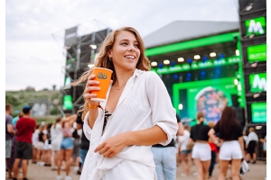 vrouw met festivalbeker op een festival