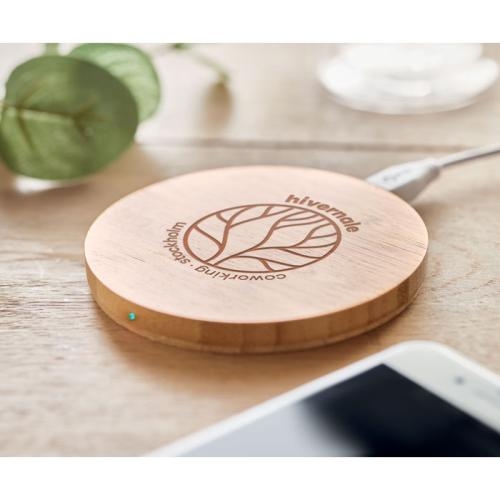 Draadloze oplader bamboe rond hout