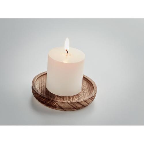 Kaars op ronde onderzetter hout