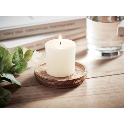 Kaars op ronde onderzetter hout