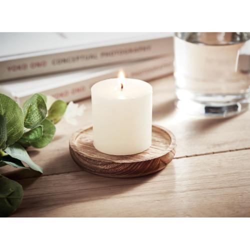 Kaars op ronde onderzetter hout