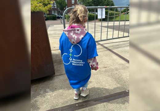 Meisje met een blauw bedrukt T-shirt