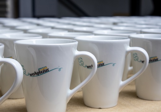 witte mokken met een logo