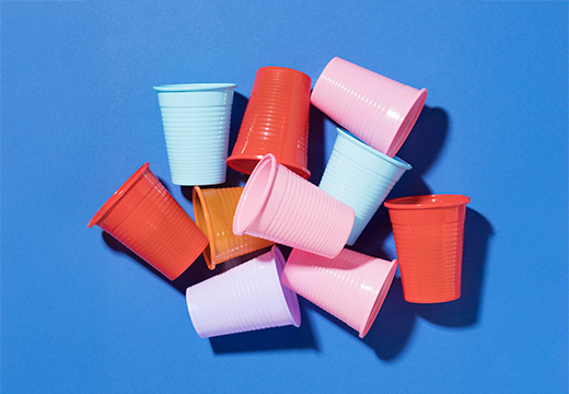 gekleurde plastic bekers