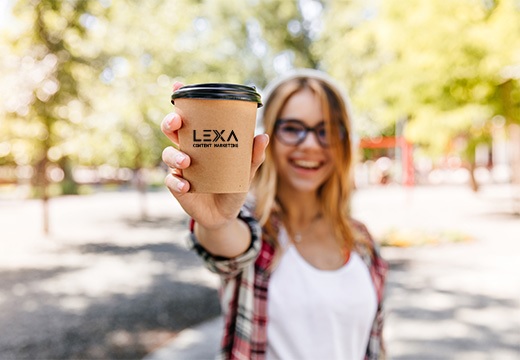 meisje toont koffie to go beker met logo