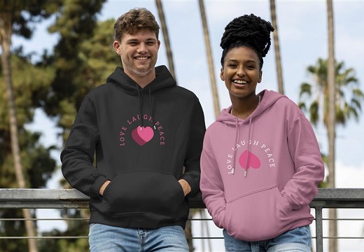 man en vrouw met een bedrukte hoodie