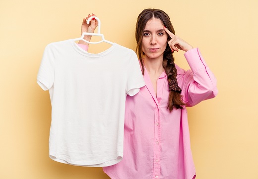 vrouw met t shirt in haar hand
