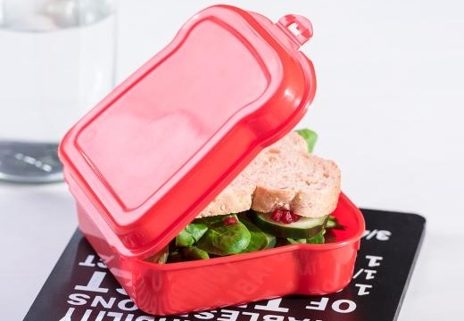 lunchbox met een boterham, wat fruit en appelmoes die bedrijven kunnen laten bedrukken