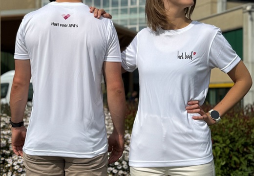 man en vrouw dragen een wit shirt met opdruk
