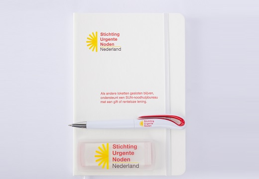 bedrukt notitieboekje, pen en pleisterdoosje van SUN Nederland