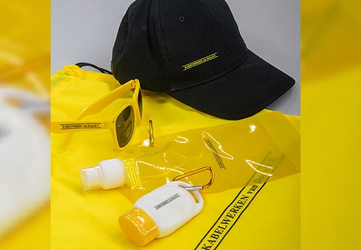goodiebag met zonnebril, pet, drinkfles en zonnebrandcreme