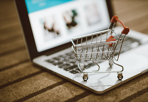 mini shopping cart op laptop