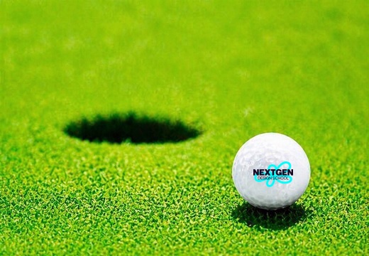 golfbal met logo bij een hole