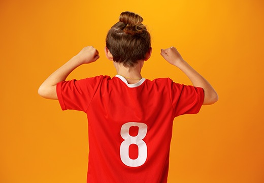 rood shirt met nummer dat is bedrukt met flexdruk