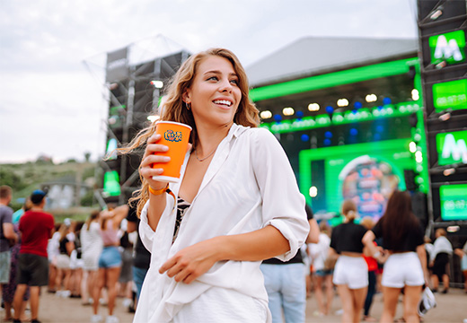 vrouw met festivalbeker op een festival